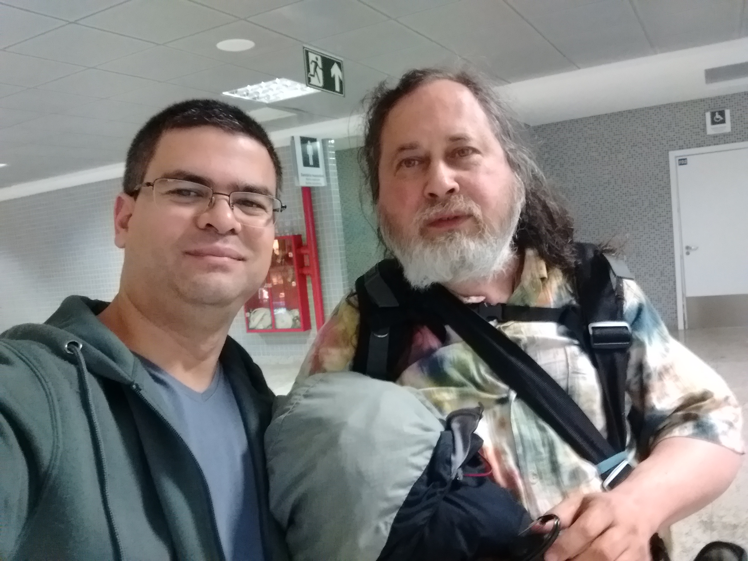 Foto Paulo e Stallman no aeroporto